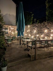 La terrasse en soirée